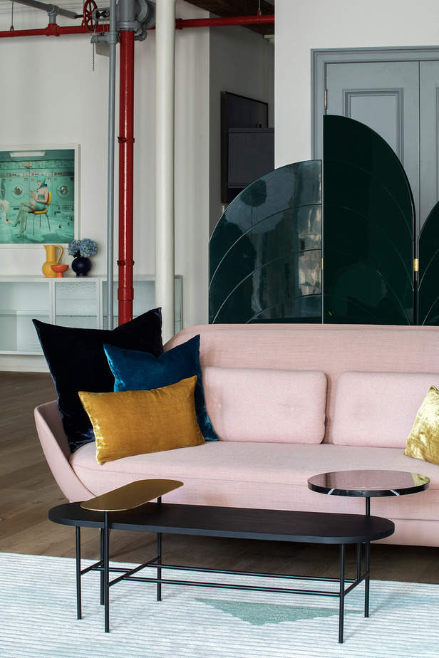 Chiếc sofa màu hồng pastel mang đến cảm giác nhẹ nhàng cho không gian Soho