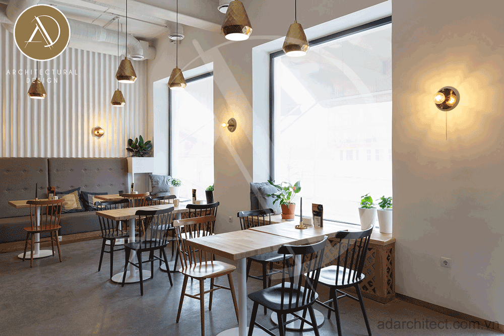 Thiết kế nội thất quán cafe có nhiều cửa sổ tận dụng ánh sáng tự nhiên