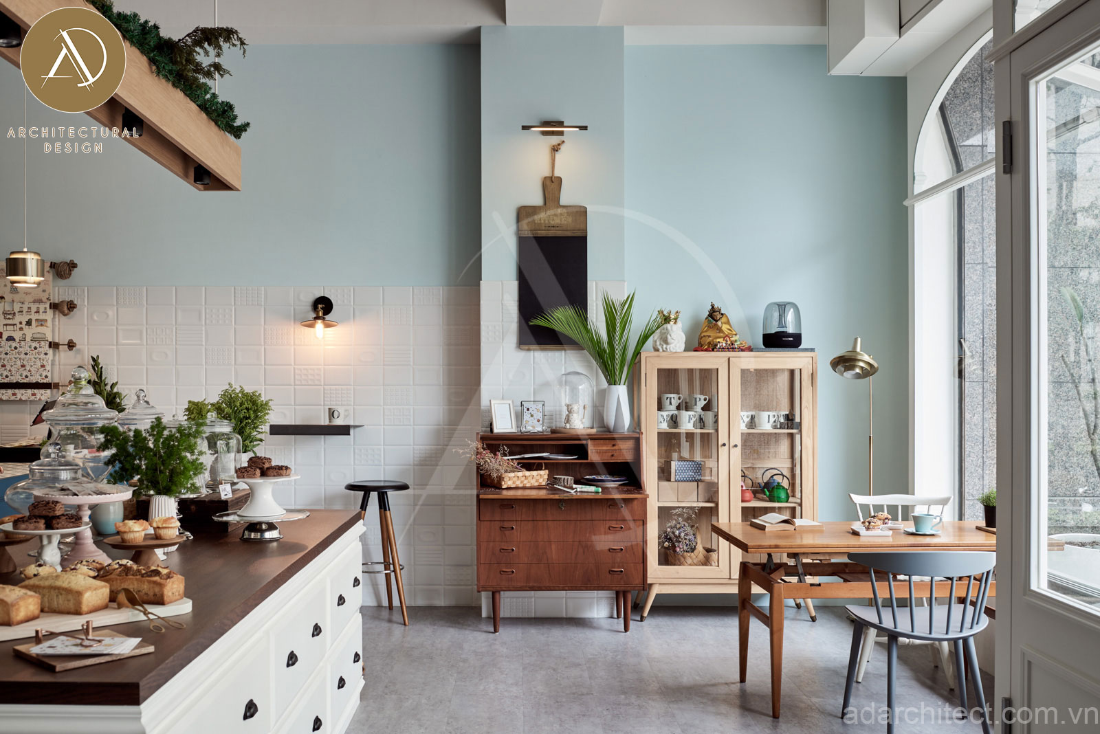 Tiệm bánh đẹp: trang trí tủ gỗ cổ điển giúp không gian thêm tinh tế