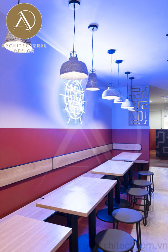 thiết kế quán ăn đẹp có logo đèn neon giúp không gian thêm ấn tượng