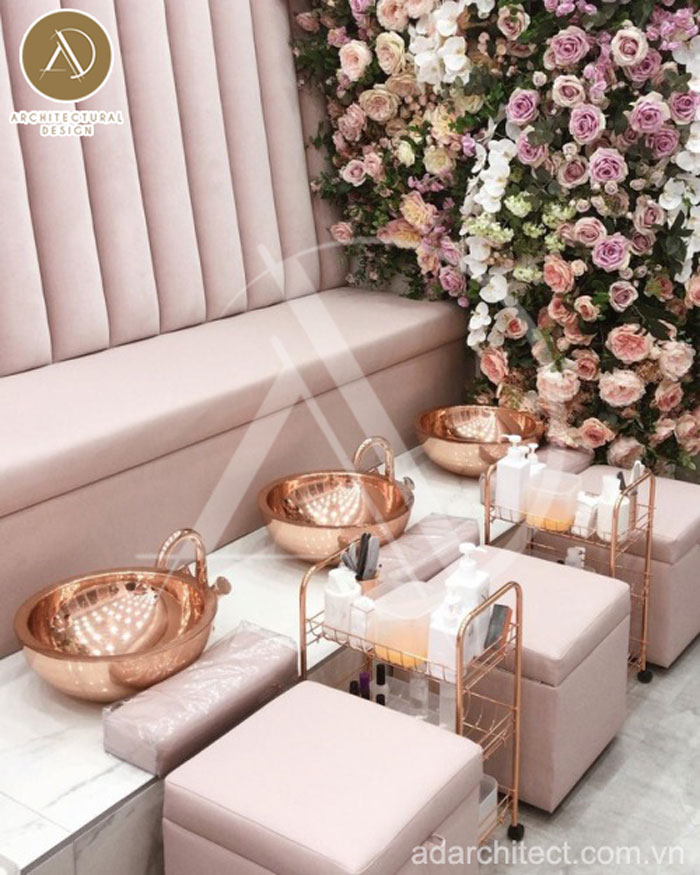 Không gian nội thất tiệm nail được thiết kế & trang trí bằng hoa hồng