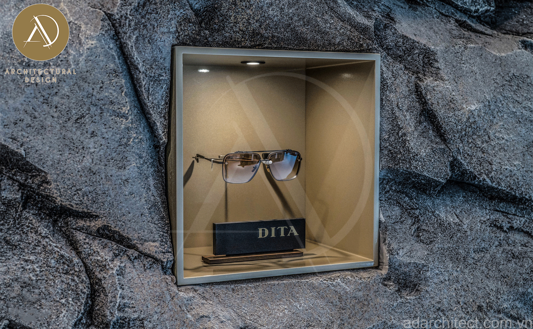 Cửa hàng kính mát: hộp kính bố trí vào trong tảng đá ấn tượng