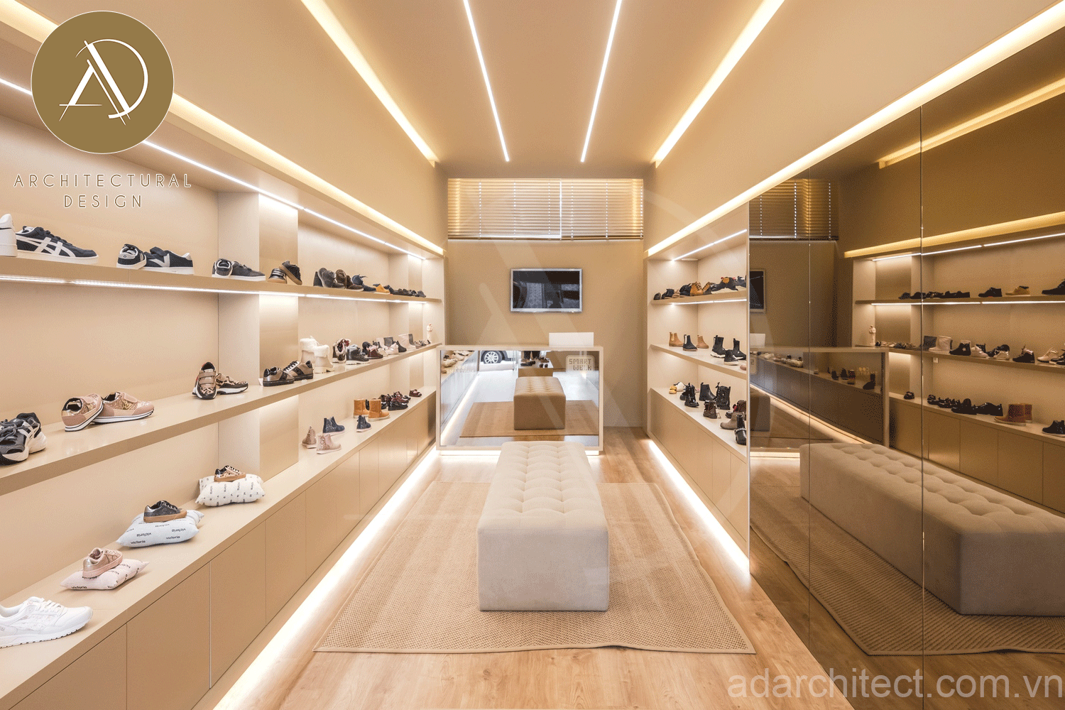 thiết kế shop giày: bố trí gương mở rộng không gian tiệm giày nhỏ