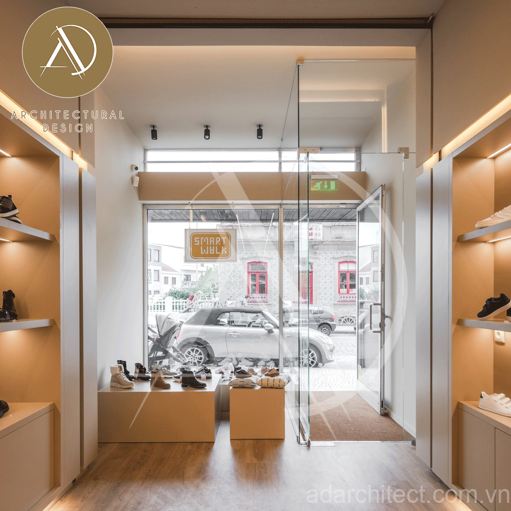 thiết kế shop giày: mặt tiền kính giúp cửa hàng có nhiều ánh sáng 