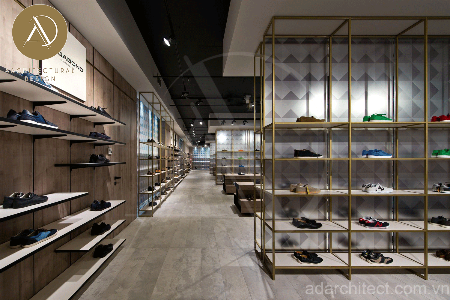 thiết kế shop giày: sàn gỗ mang lại cảm giác nhẹ nhàng cho những khách hàng trung nhiên