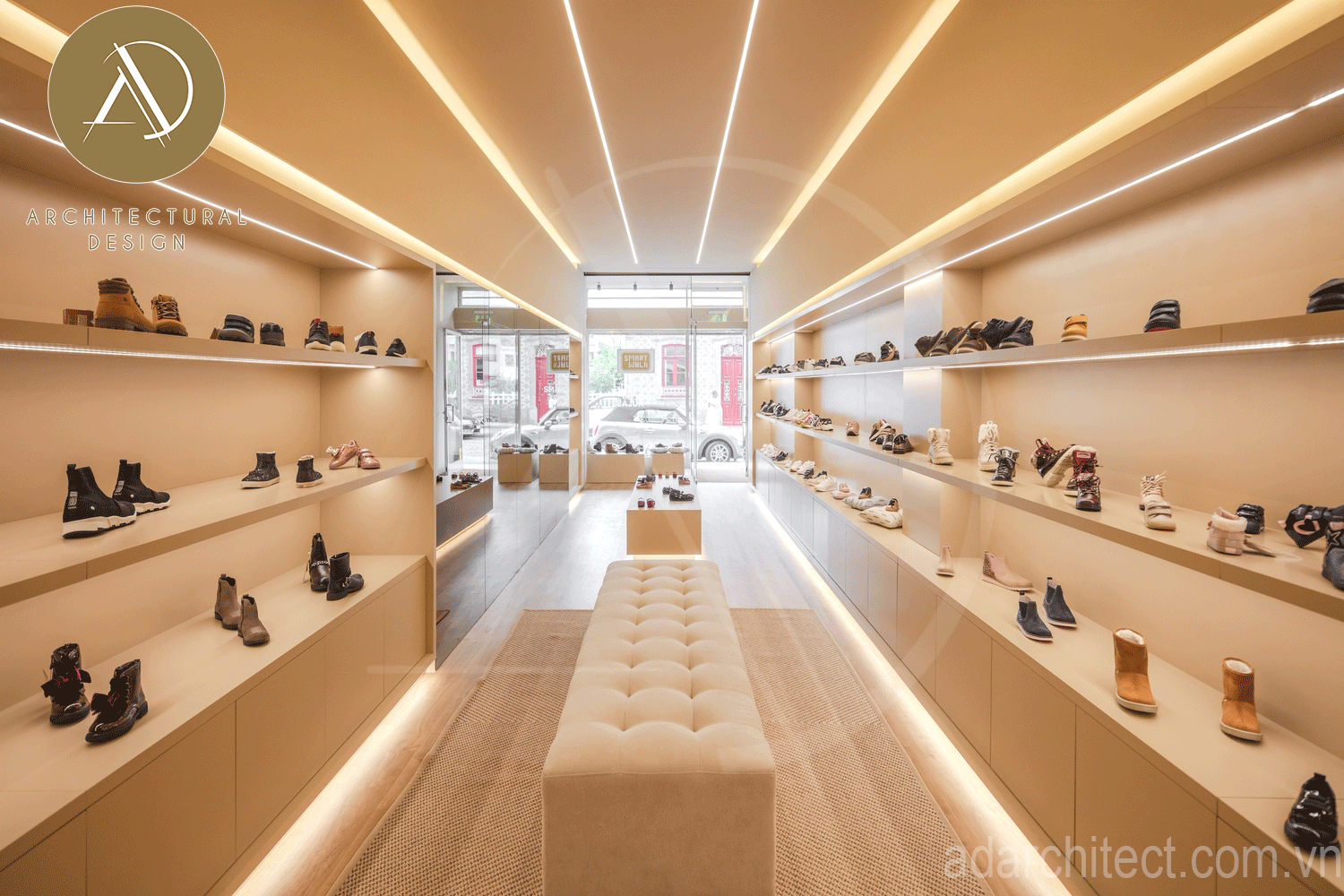 thiết kế shop giày: đèn LED đẹp trải dài theo trần nhà tăng thêm độ dài của shop