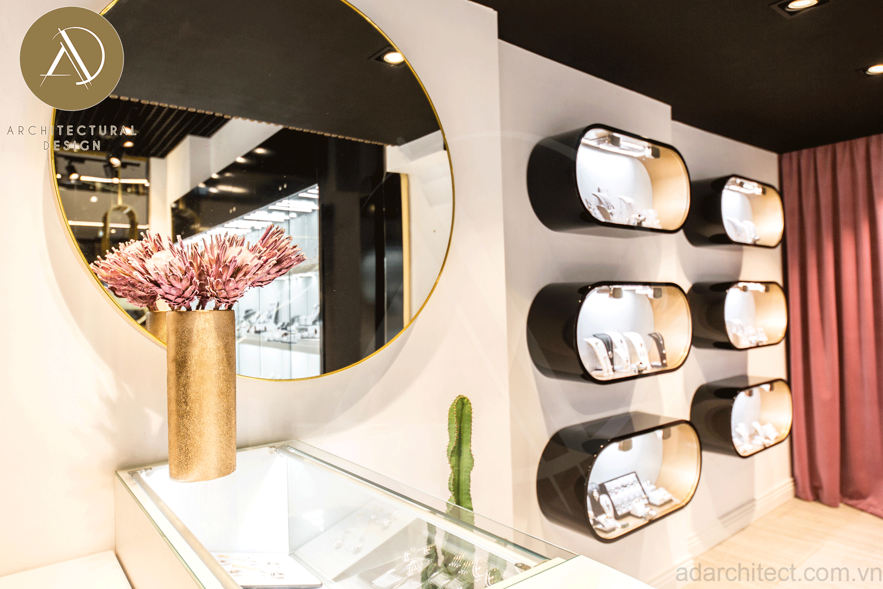 Thiết kế tiệm vàng: gương được bố trí cho khách hàng tiện xem khi thử trang sức và phù hợp phong thủy