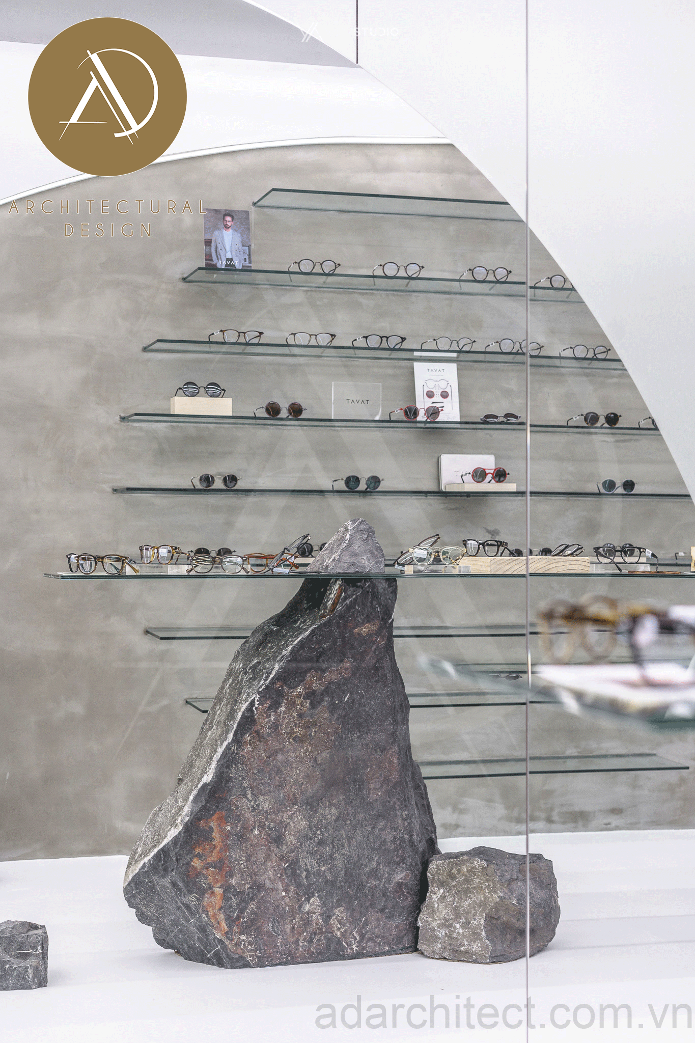 Cửa hàng kính mát: đá và tường xi măng kết hợp tạo nên tổng thể cứng cáp và rất cá tính