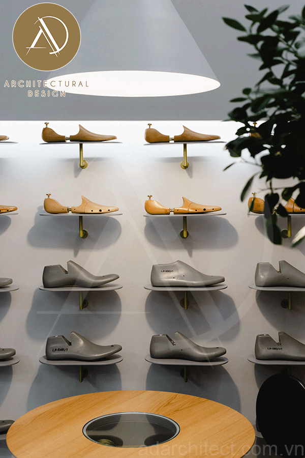 thiết kế shop giày: kệ trung bày giày được thiết kế đơn giản nổi bật từng chiếc giày