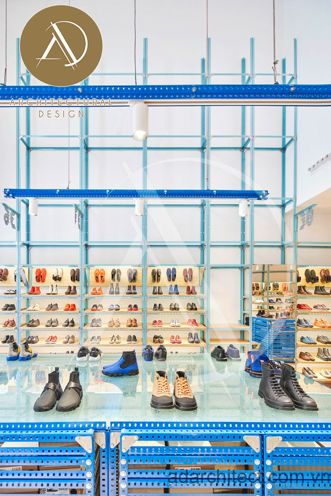 thiết kế shop giày: kệ giày sáng, ngăn nắp thu hút nhiều khách hàng 