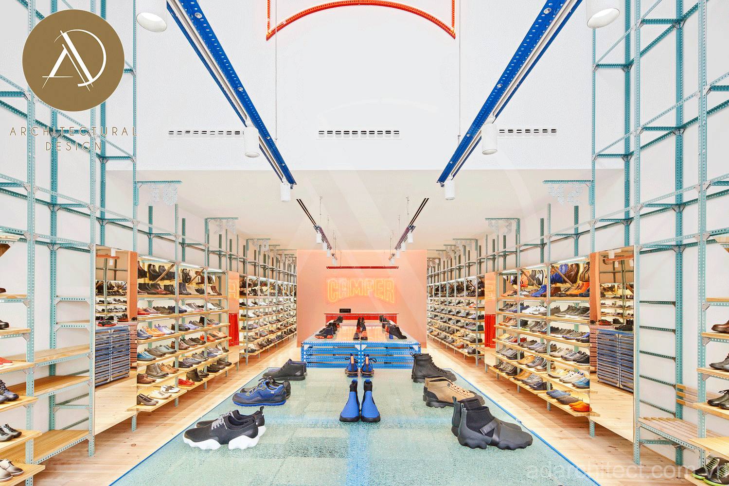thiết kế shop giày: shop giày nhiều màu sắc cực thu hút khách hàng