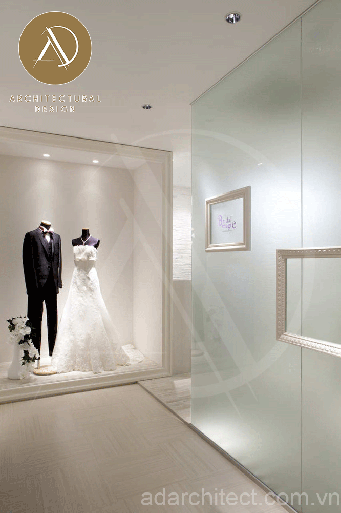 thiết kế tiệm áo cưới đẹp: manocanh được đặt ở vị trí âm tường có đèn làm nổi bật các sản phẩm 