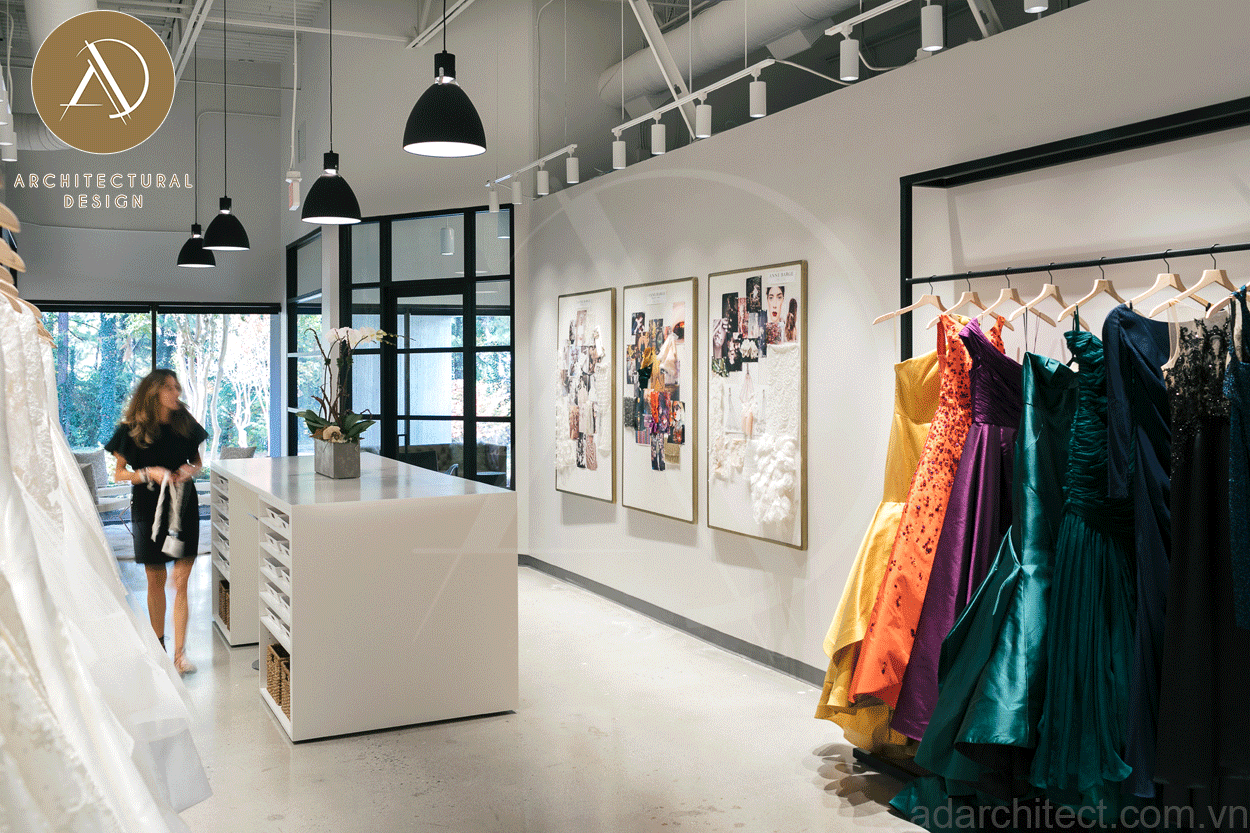 thiết kế tiệm áo cưới đẹp: Bố trí một số đèn thả trần trang trí, chủ yếu là đèn light track làm nổi bật quầy lễ tân và các mẫu sản phẩm
