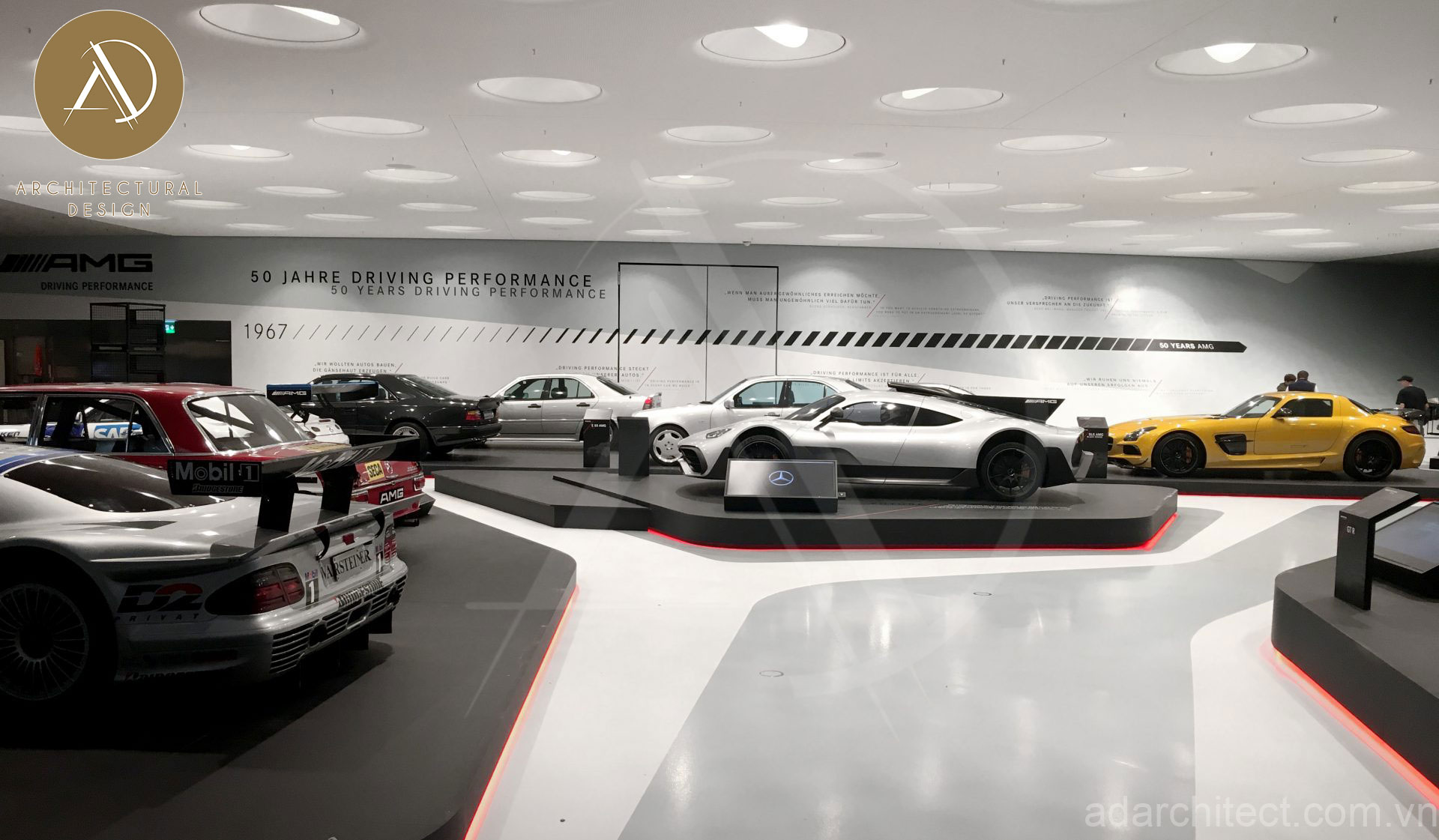 showroom được thiết kế từng bục để trưng bày xe giúp sản phẩm bắt mắt