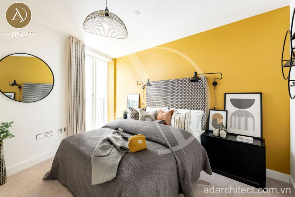 Không gian phòng ngủ được trang trí theo tông màu vàng