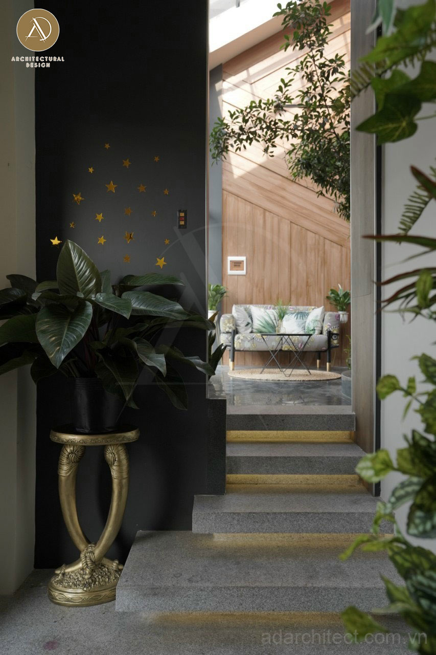 thiết kế nội thất biệt thự đẹp: sân vườn có bậc tam cấp sang trọng