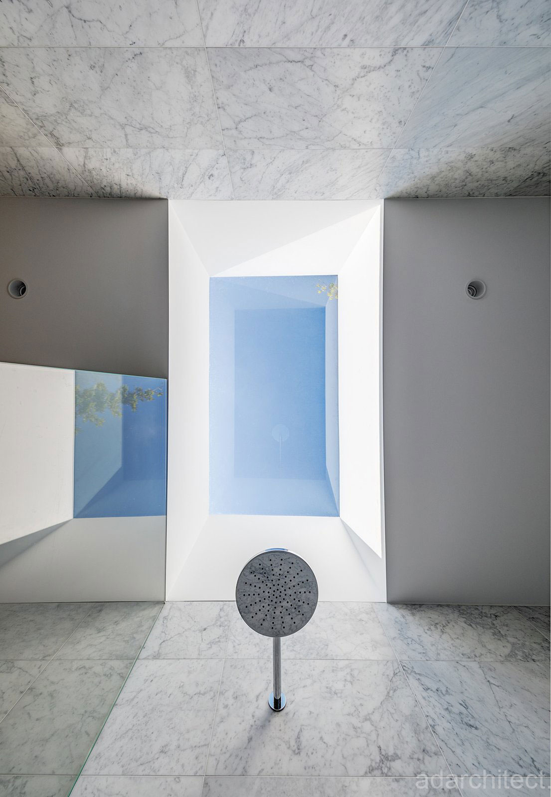 biệt thự nhà vườn 2 tầng: giếng trời cho phòng tắm riêng để thông thoáng không gian nhỏ hẹp