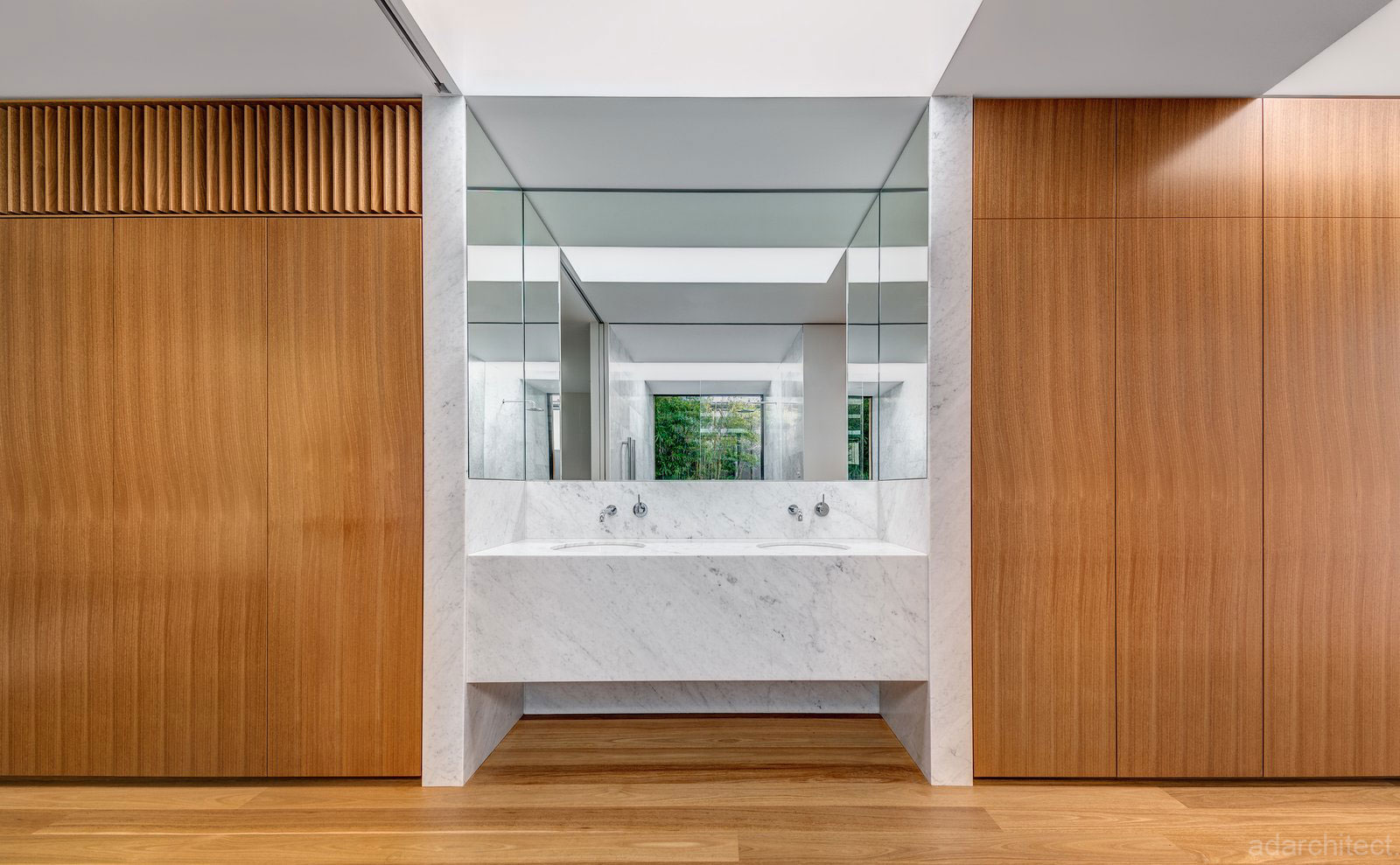 biệt thự nhà vườn 2 tầng: bồn rửa tay cao cấp cạnh tủ gỗ bền đẹp