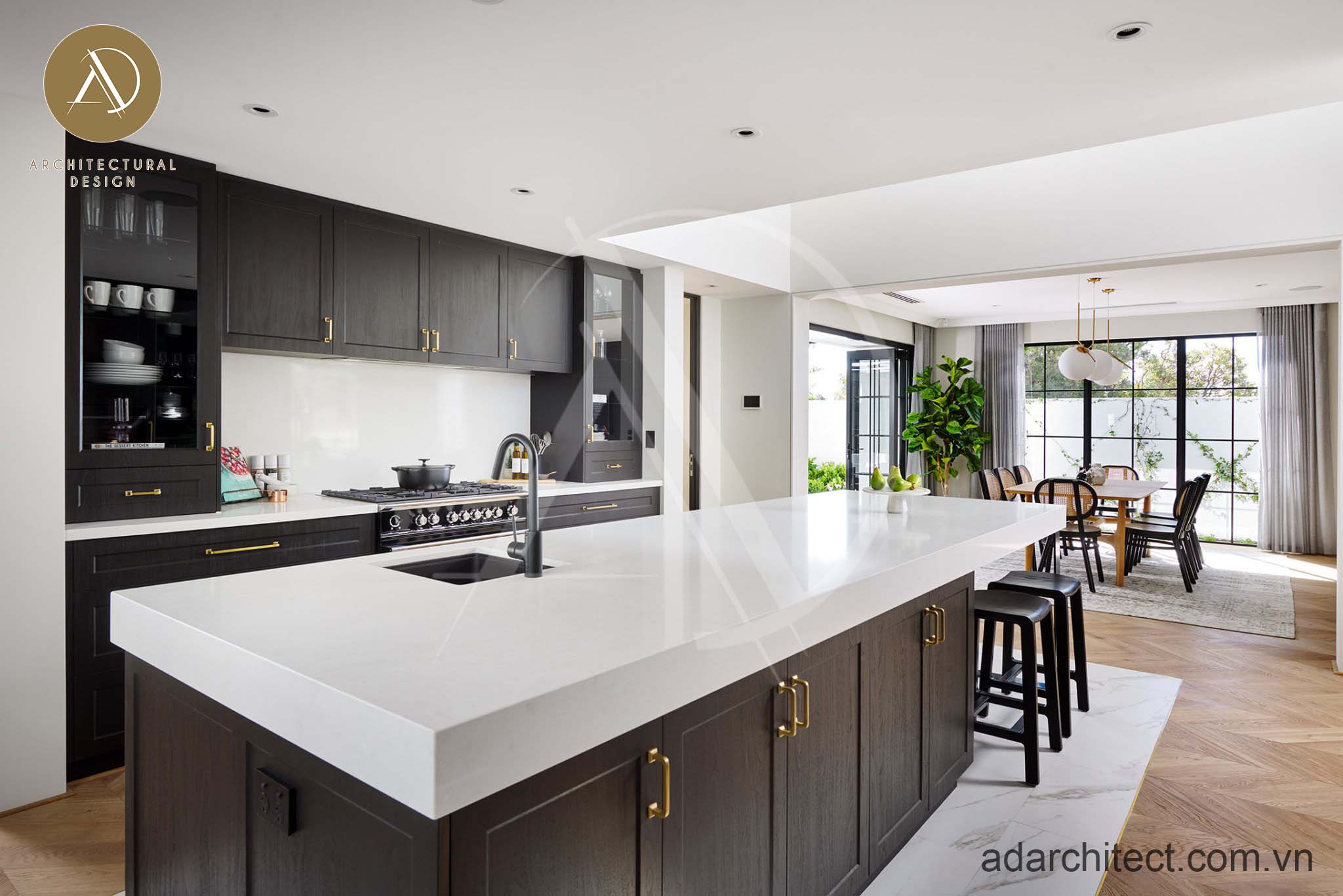 Nội thất nhà bếp tích hợp nhiều vật dụng giúp tiết kiệm mọi diện tích cho mẫu nhà 2 tầng mặt tiền 9m hiện đại