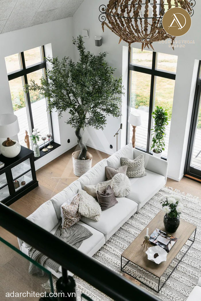 Phòng khách rộng rãi, bố trí thêm cây xanh giúp không gian mát mẻ hơn khi bước vào nhà