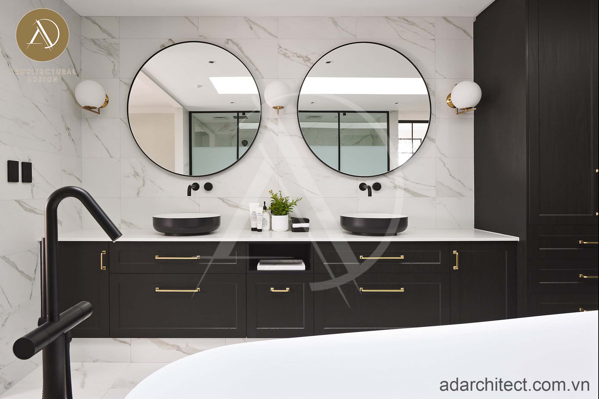 Thiết kế nhà mặt tiền 9m: Thiết kế hai bồn rửa tay và gương