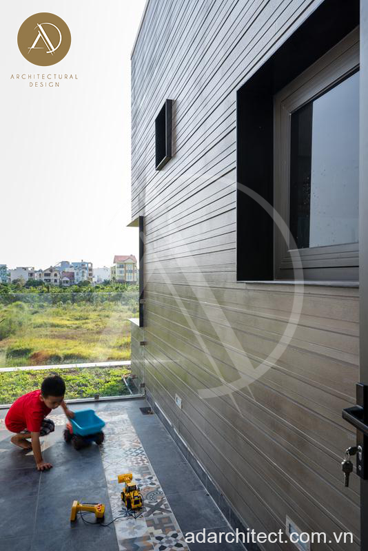 Thiết kế nhà 3 tầng 8x10m: Lan can tầng 2 được sử dụng làm sân chơi cho con trẻ