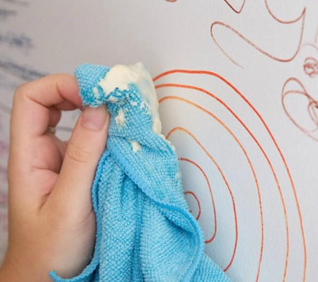 vết bẩn trên tường: Tẩy sạch vết bút chì trên tường bằng cách sử dụng khăn mềm thấm dung dịch