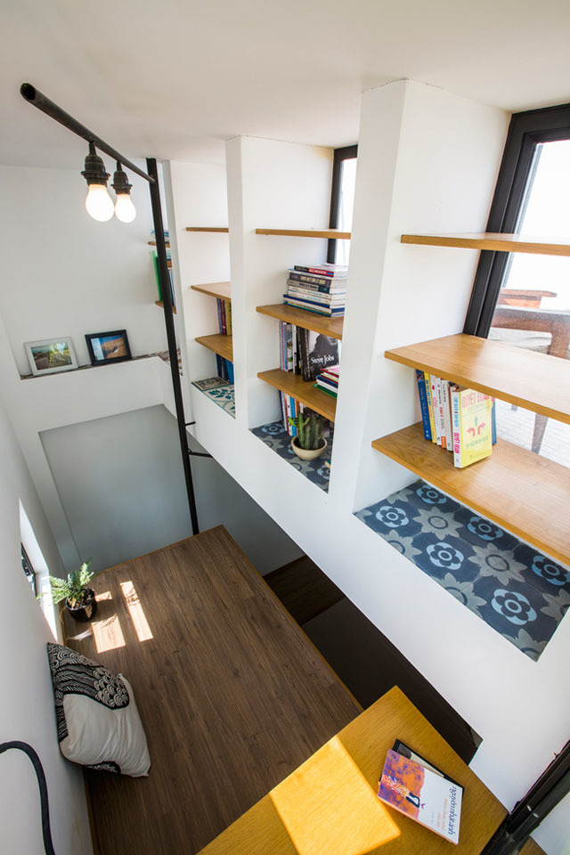 nhà nhỏ thiết kế thông minh: Kệ sách âm tường gộp chung với khu vực cửa sổ
