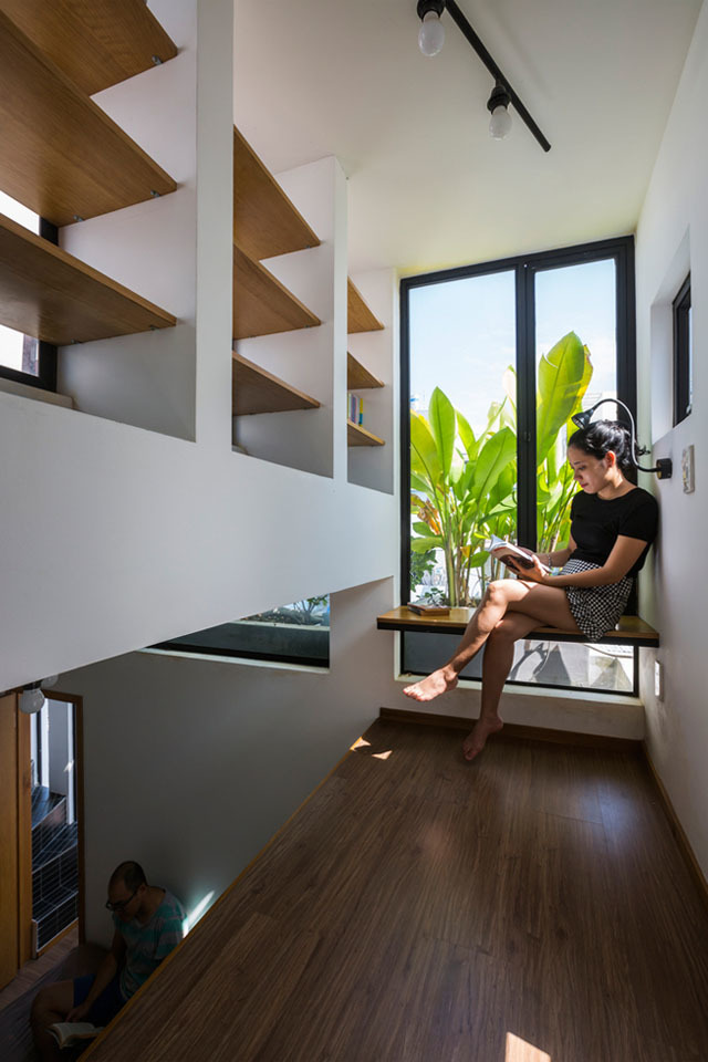 nhà nhỏ thiết kế thông minh: Ánh sáng được đưa vào nhà giúp hoạt động đọc sách dễ dàng