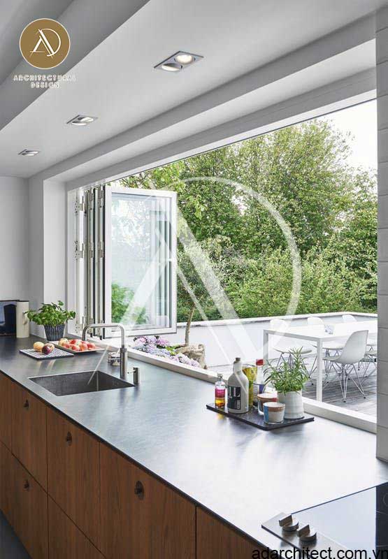 ánh sáng trong thiết kế nội thất: Không gian bếp do có cửa sổ lớn giúp thoát mùi nấu nướng ra bên ngoài