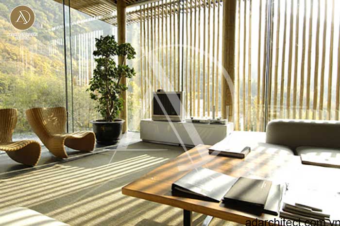 ánh sáng trong thiết kế nội thất: Ánh sáng tự nhiên lọt qua từng khe hở của thanh gỗ phòng khách