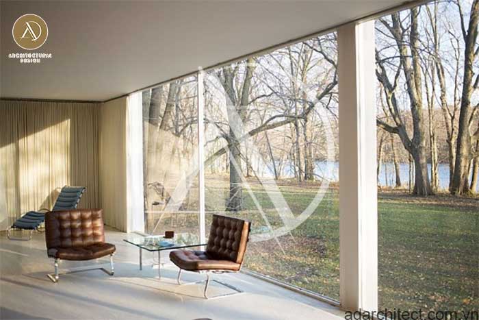 ánh sáng trong thiết kế nội thất: Ánh sáng tự nhiên chiếu thẳng qua cửa sổ lớn vào bên trong nhà