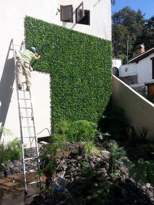 cách chống nắng cho nhà: Quá trình thi công lắp ráp những mảng cây lên tường