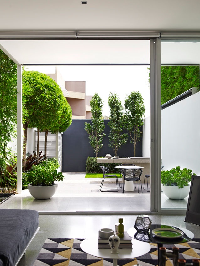 cách chống nóng cho nhà: Thiết kế sân vườn thoáng khí và được bố trí nhiều cây xanh