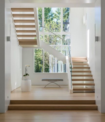 Làm cầu thang gỗ được thiết kế có cửa sổ giúp không gian thoáng khí