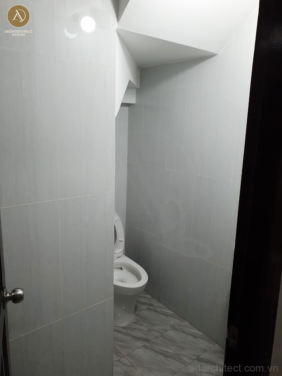 cải tạo nhà ống 3 tầng: bố trí toilet dưới chân cầu thang