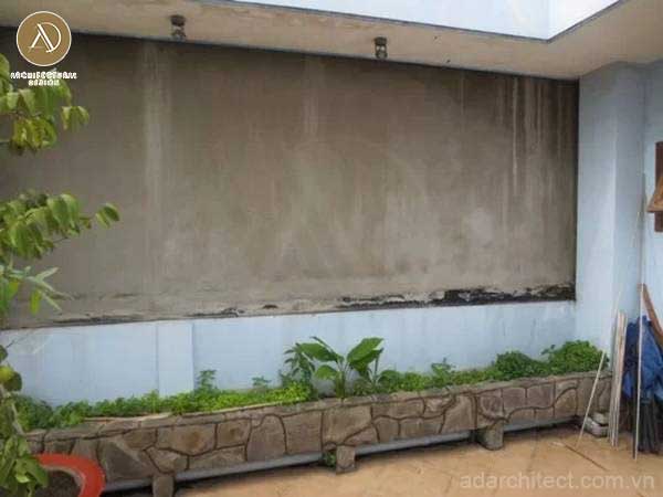 cải tạo nhà cũ thành mới: sân thượng với tường đóng rêu, hệ thống chiếu sáng cũ không an toàn