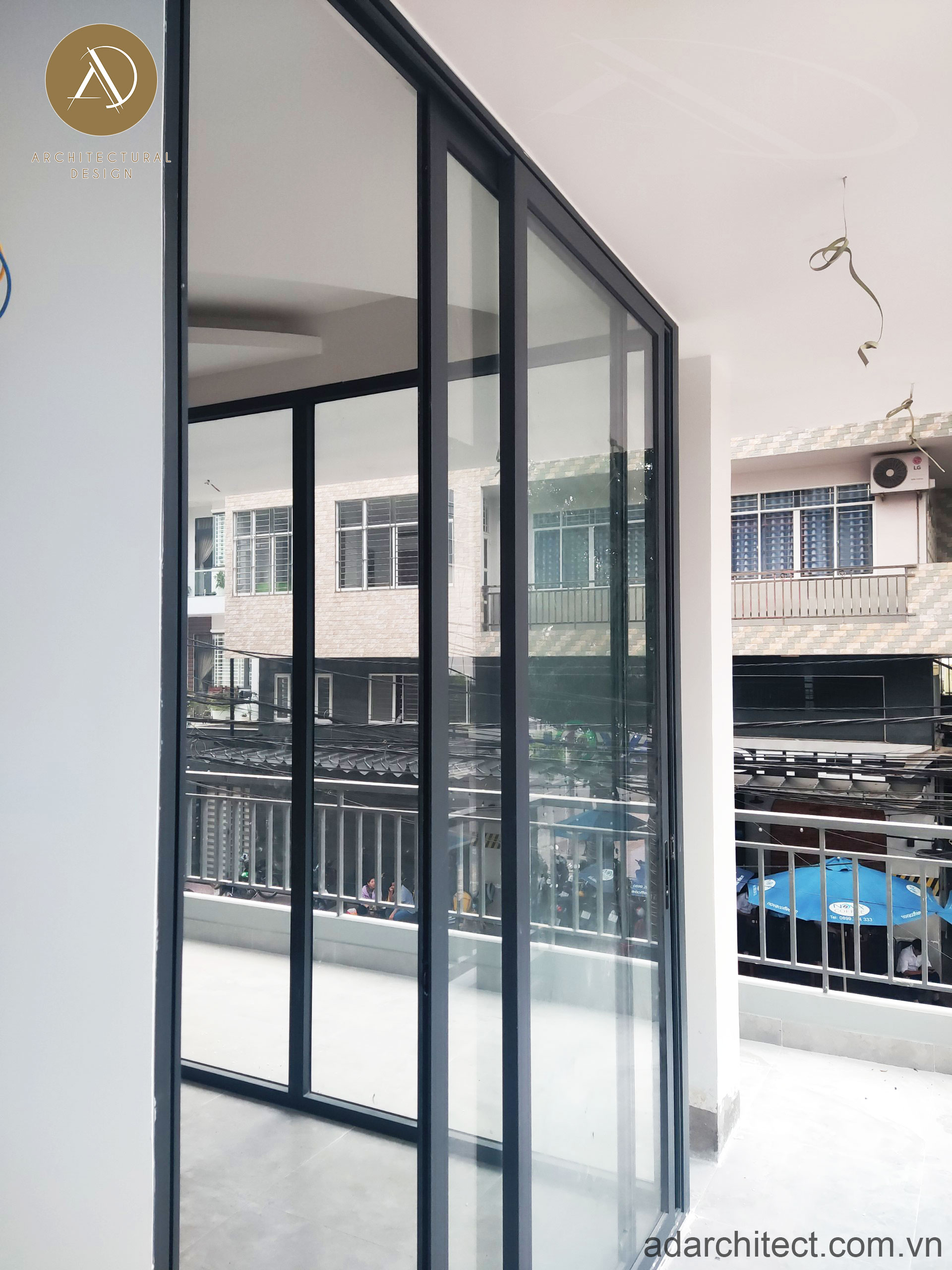 mẫu nhà ở kết hợp kinh doanh: công ty xây dựng ADA lựa chọn vật liệu cửa kính khung nhôm vừa bền vừa rẻ