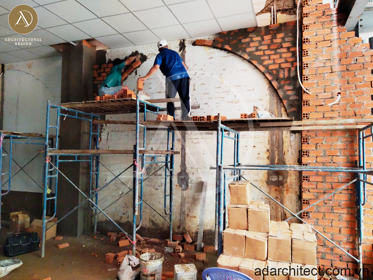 sửa chữa nhà trọn gói: thợ xây ốp gạch tường bo góc vô cùng khéo léo và chỉn chu