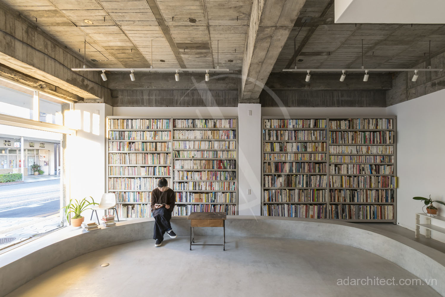 Thiết kế với không gian đọc sách giữa phòng nhưng vẫn tạo được cảm giác rộng rãi