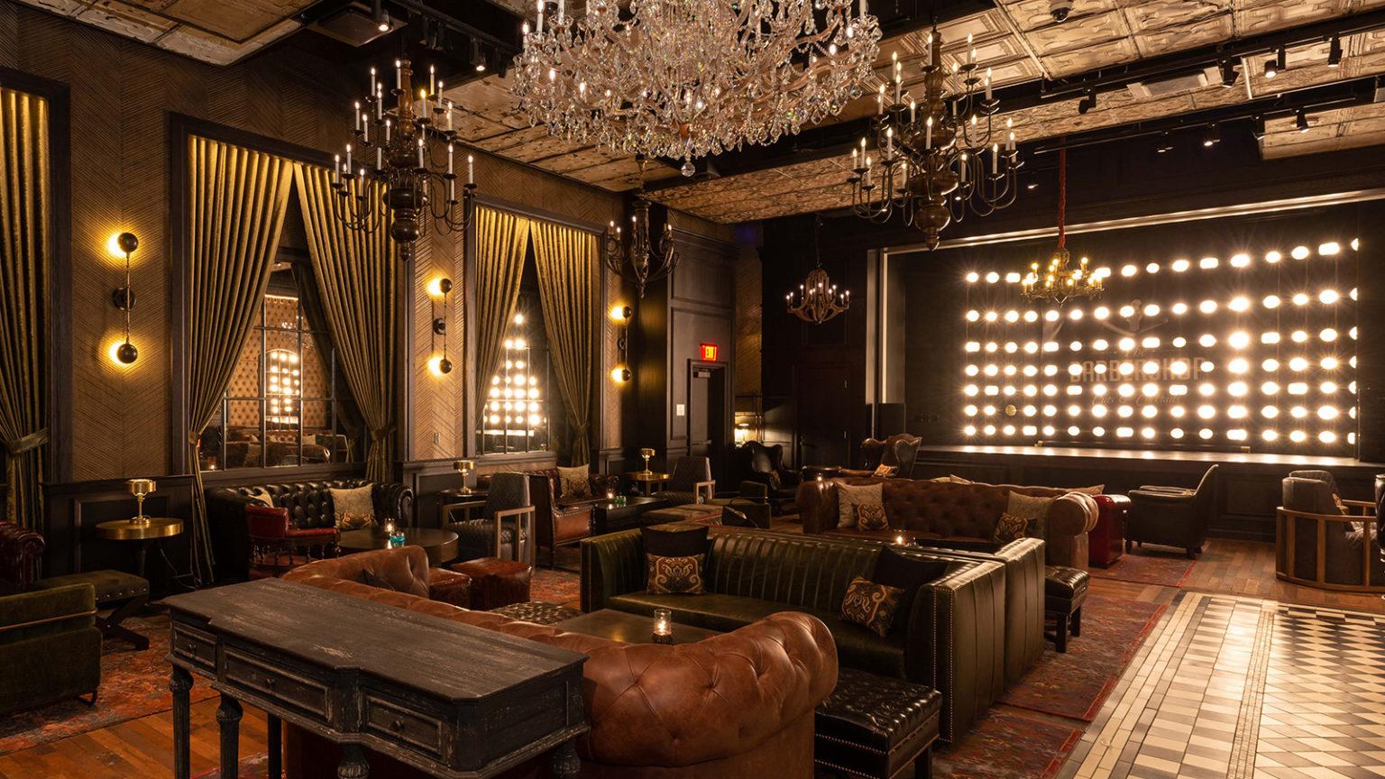 Thiết kế quán bar phong cách cổ điển Châu Âu với tông màu trầm và nội thất cầu kì như đèn chùm, sofa da,...